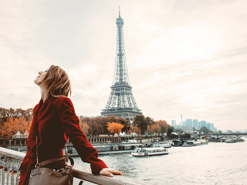 "Touriste découvrant la Tour Eiffel pendant son apprentissage du francais à Paris