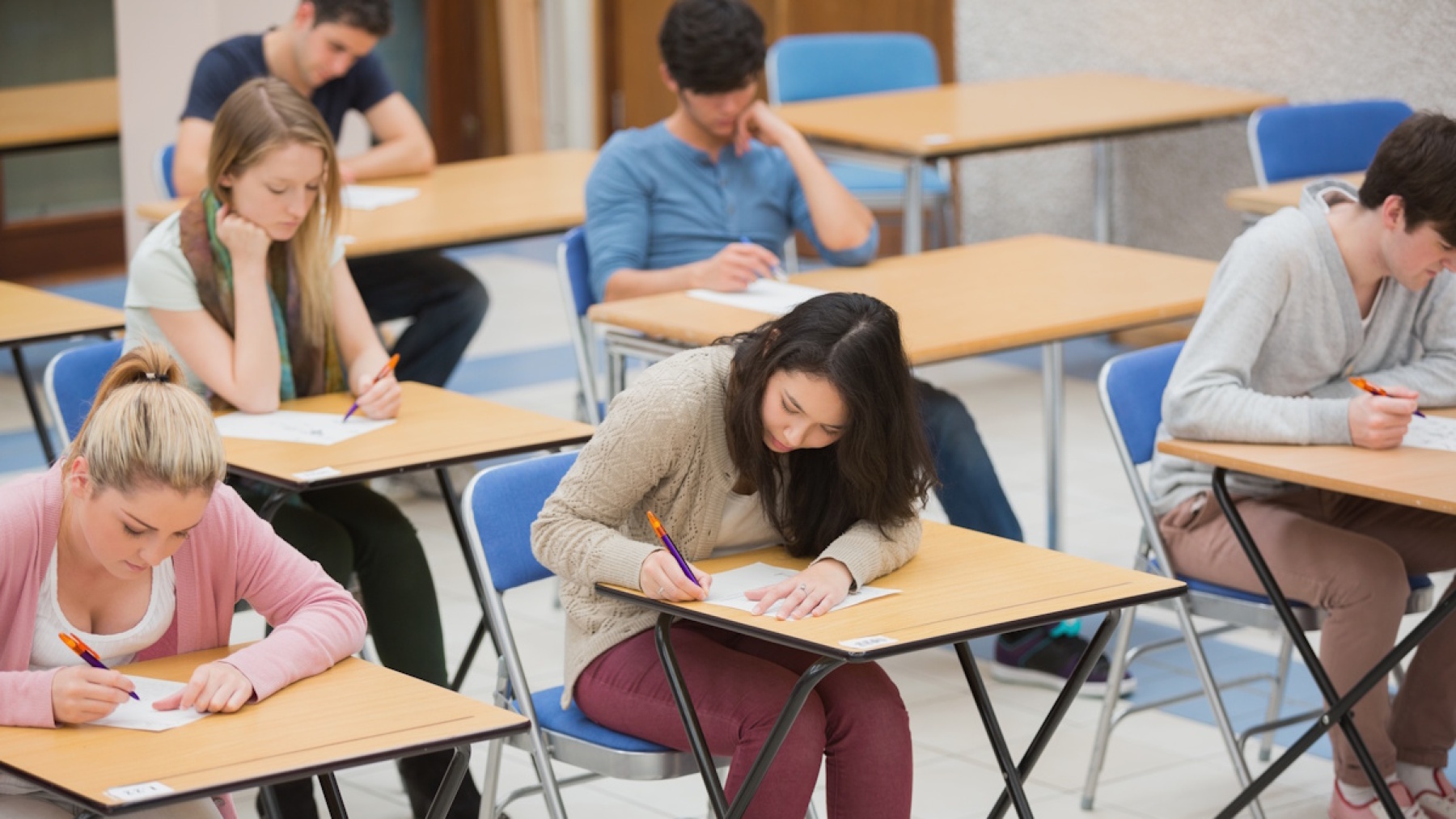 Illustration - Etudiants en salle d'examen en train de passer le DELF, le DALF ou le TCF