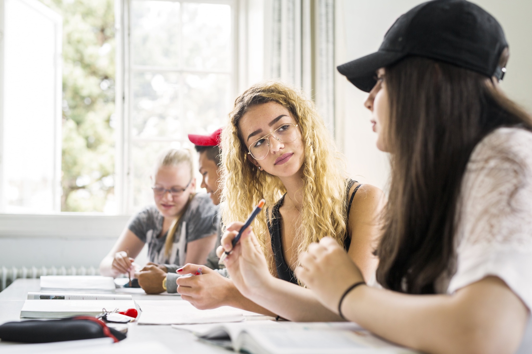 Illustration - Des étudiantes étrangères travaillent la langue française chez Campus Langues