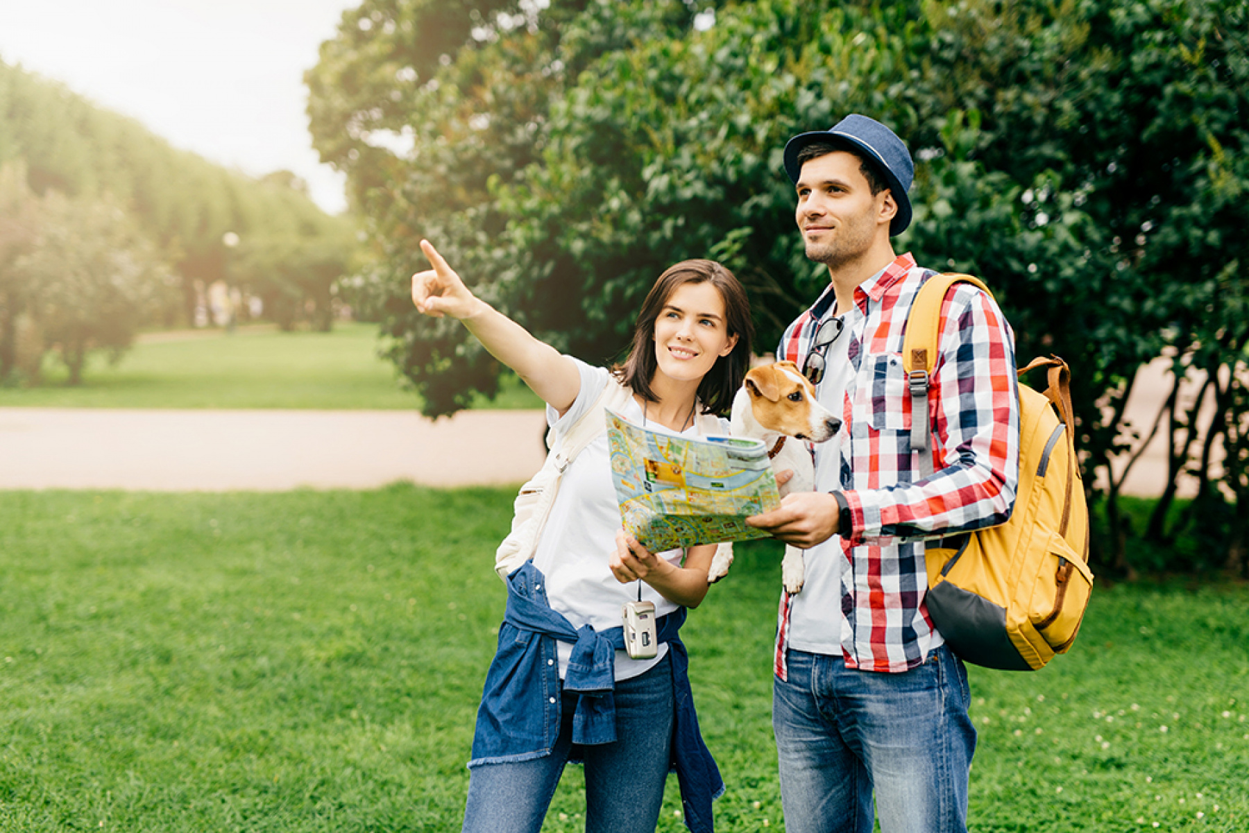 Illustration - Couple perfectionnant leur niveau de francais en faisant du tourisme à Paris