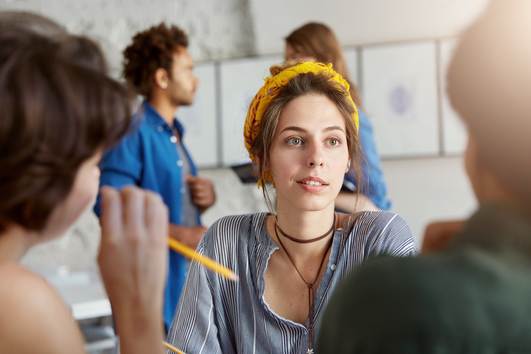 Illustration - Étudiants en cours de français niveau A1 à Paris, découvrant les bases du bilinguisme avec un professeur natif