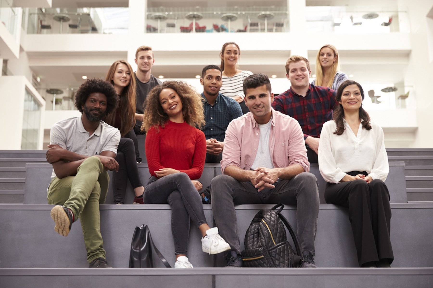 Illustration - Jeunes professionnel bilingues français-anglais travaillant dans un environnement international