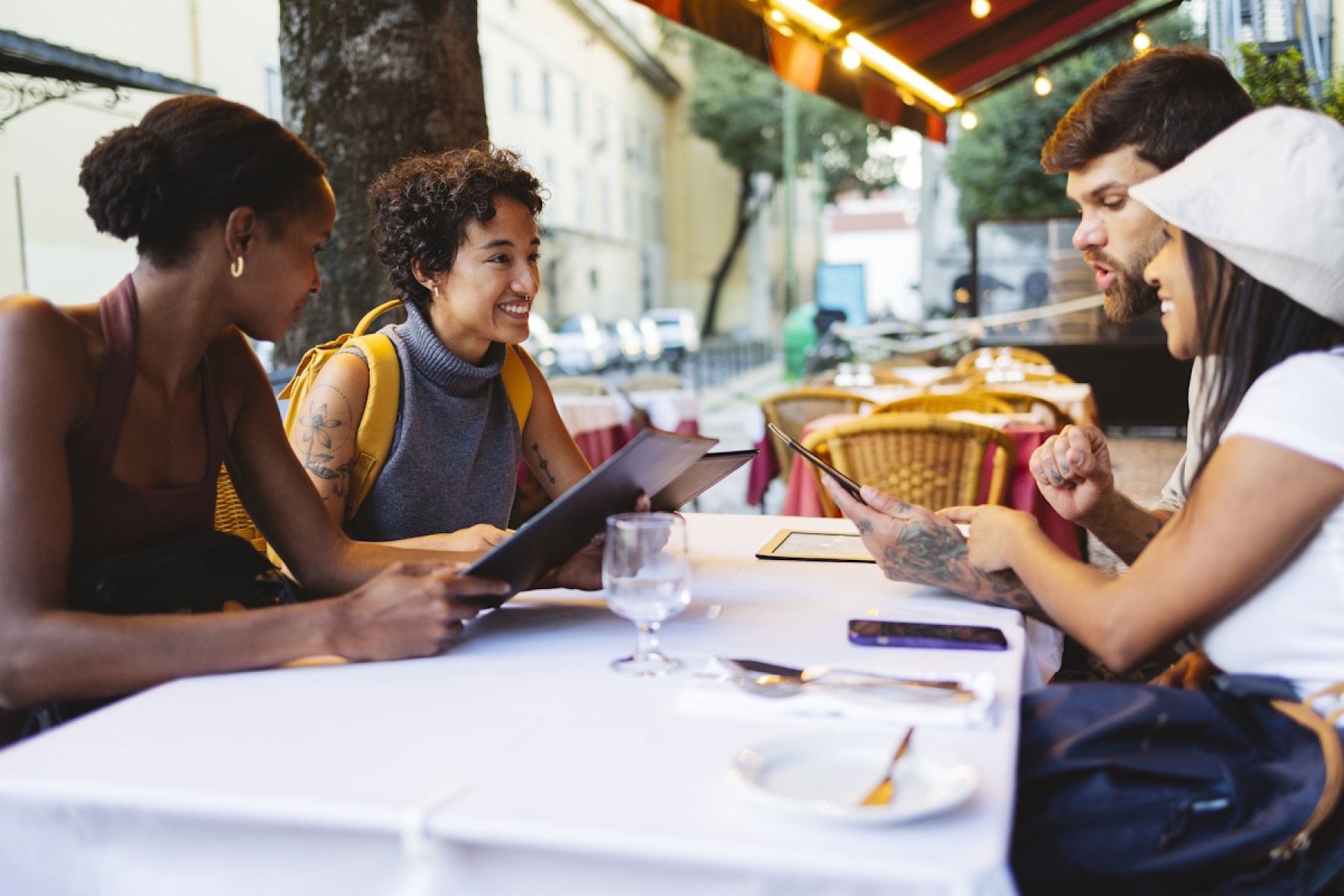 Illustration - Etudiants en stage de français immersif à Paris assis en terrasse