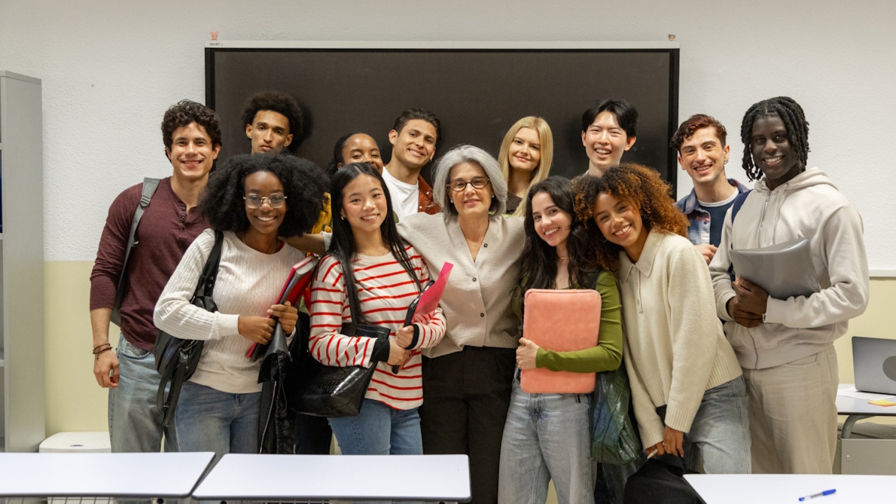 Illustration - Groupe d'étudiants étrangers entourant leur professeur en classe