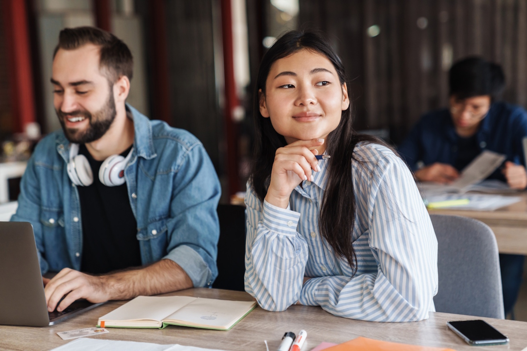 Illustration - Étudiants en cours de français langue étrangère (FLE) en petit groupe, avec professeur et supports pédagogiques