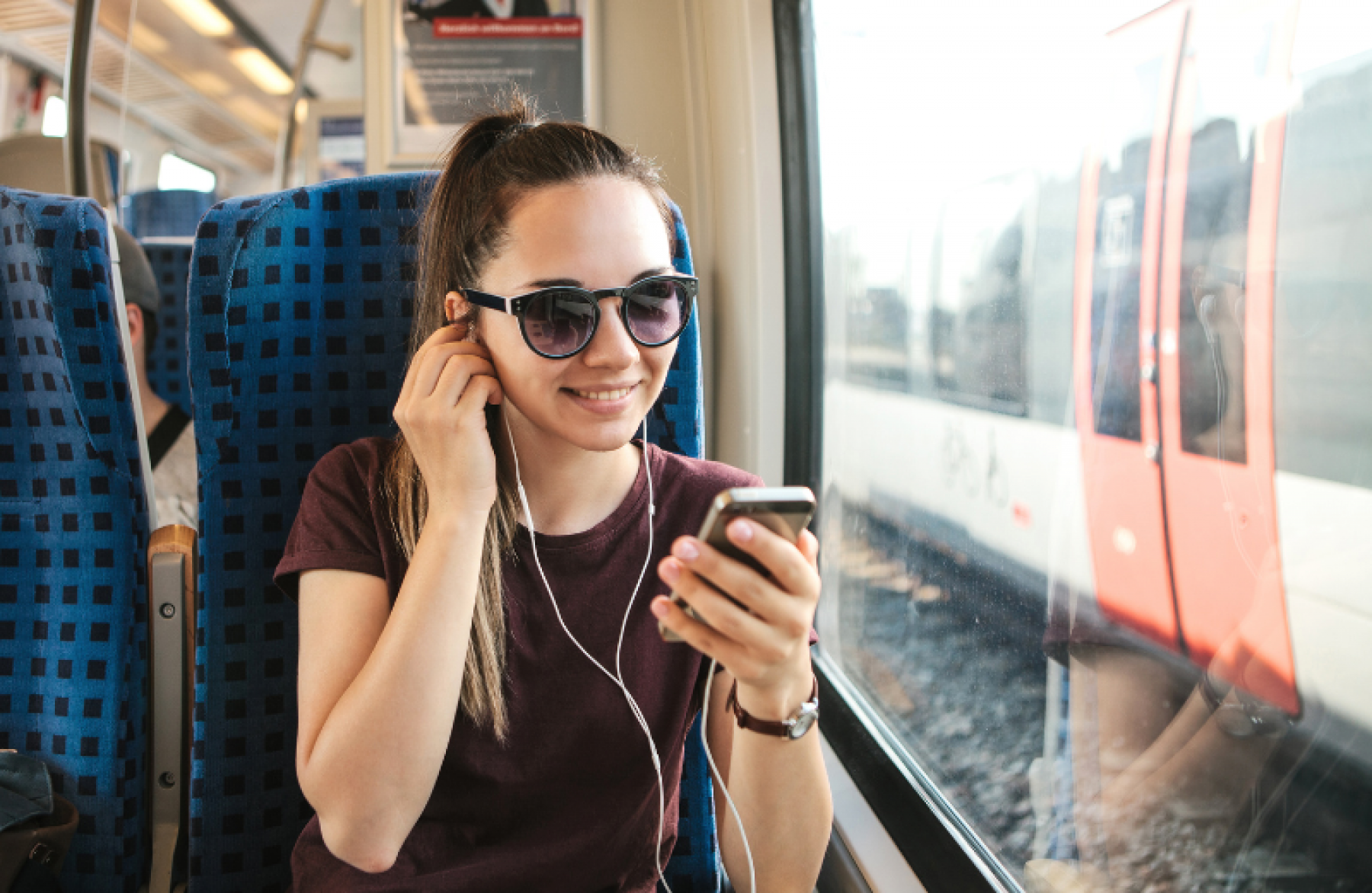 Illustration - Femme étrangère en France utilisant des applications d'apprentissage de français pendant un trajet en train