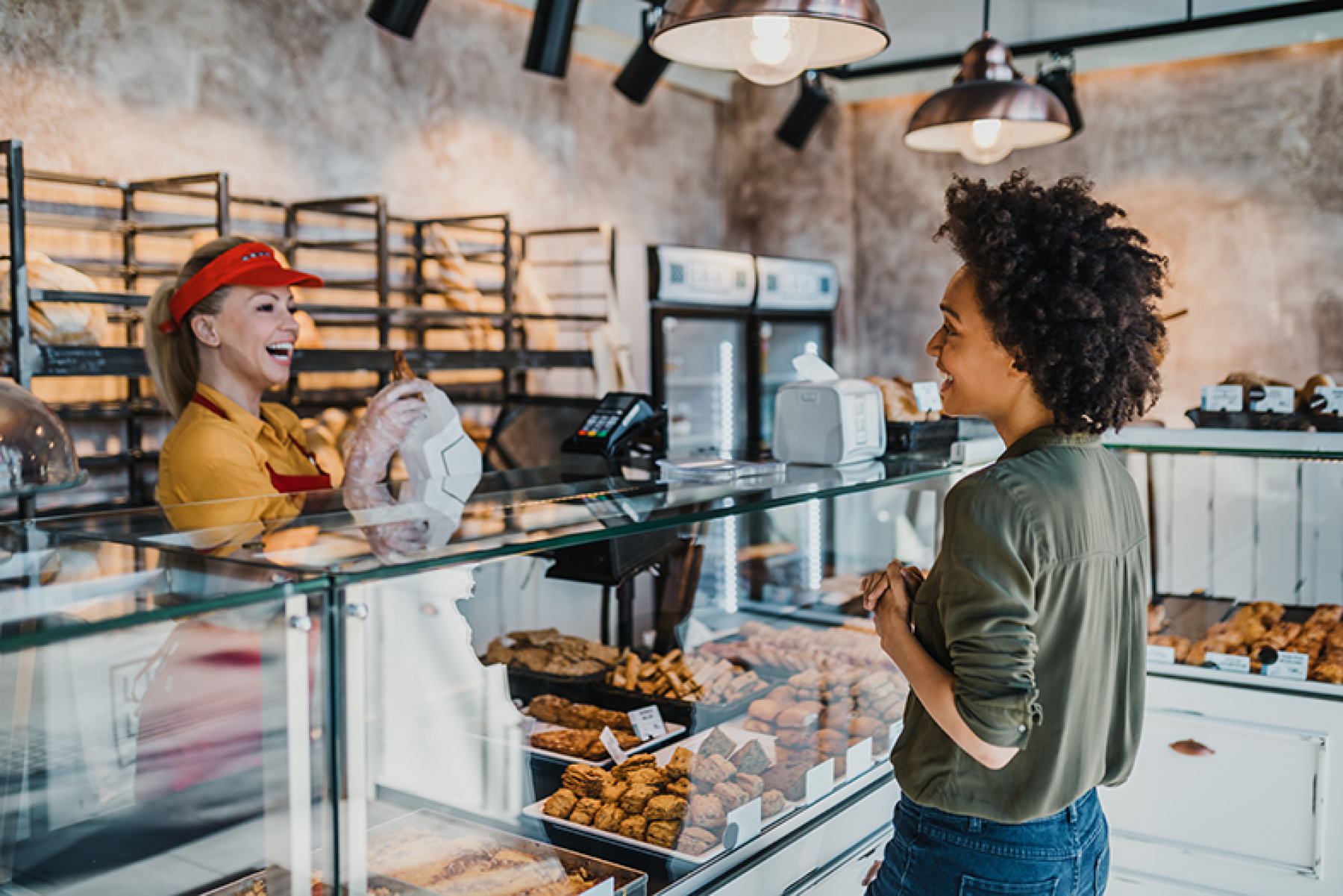 Illustration - Étudiante internationale pratiquant le français dans une boulangerie à Paris