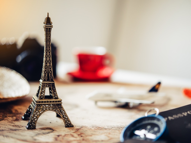 Bureau de travail avec tour Eiffel modèle réduit