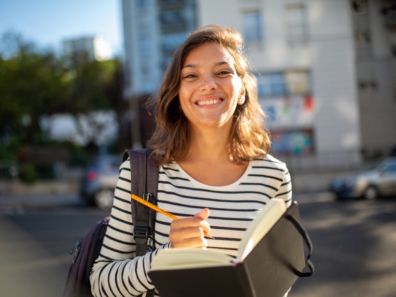 Etudiante souriante à Paris prépare le passage du DELF