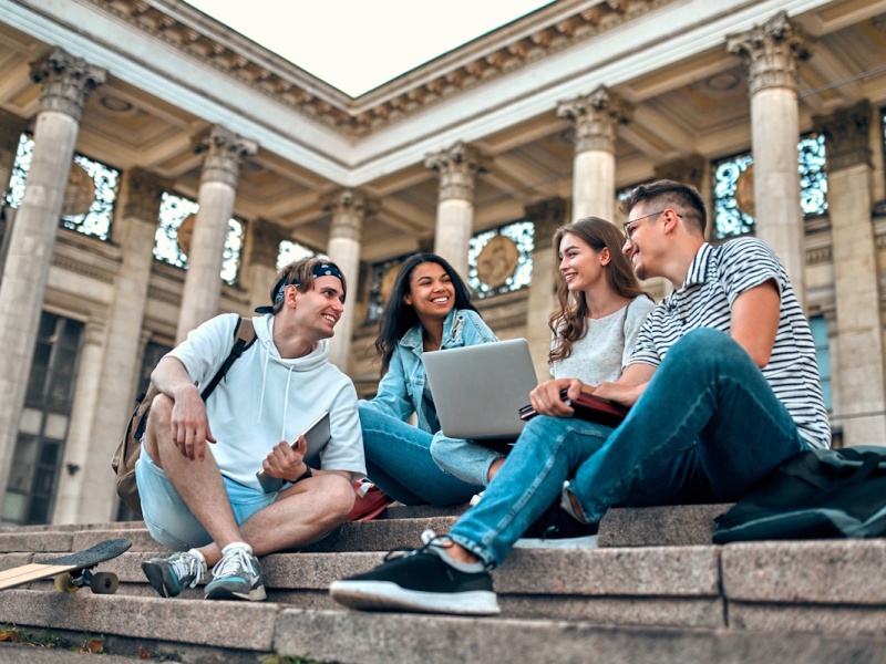 Groupe d'étudiants étrangers à l'université française à Paris