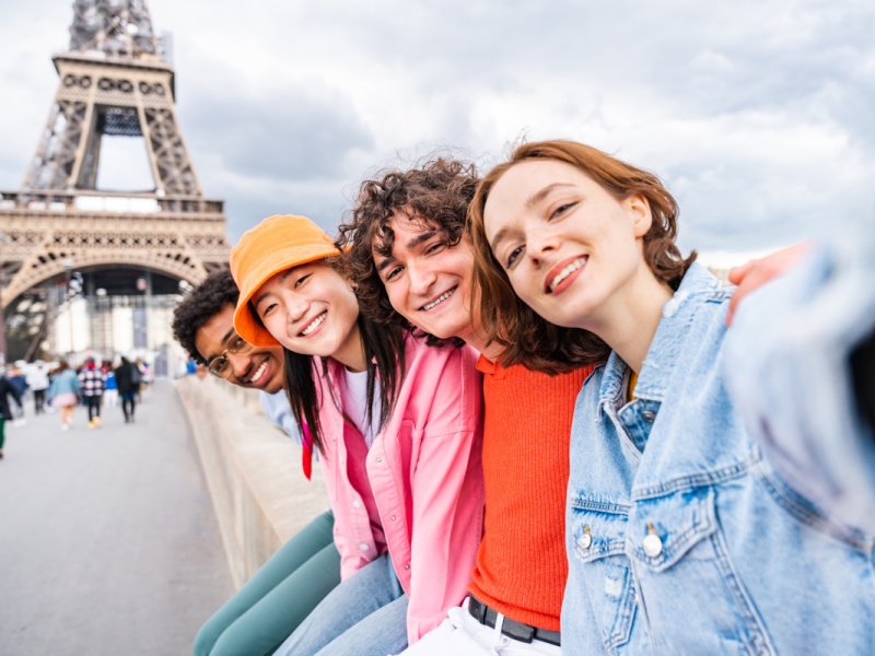 Etudiants étrangers en stage de français à Paris devant la tour Eiffel