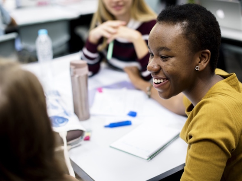 Étudiant pratiquant la prononciation en anglais avec un professeur, cours intensif à Paris