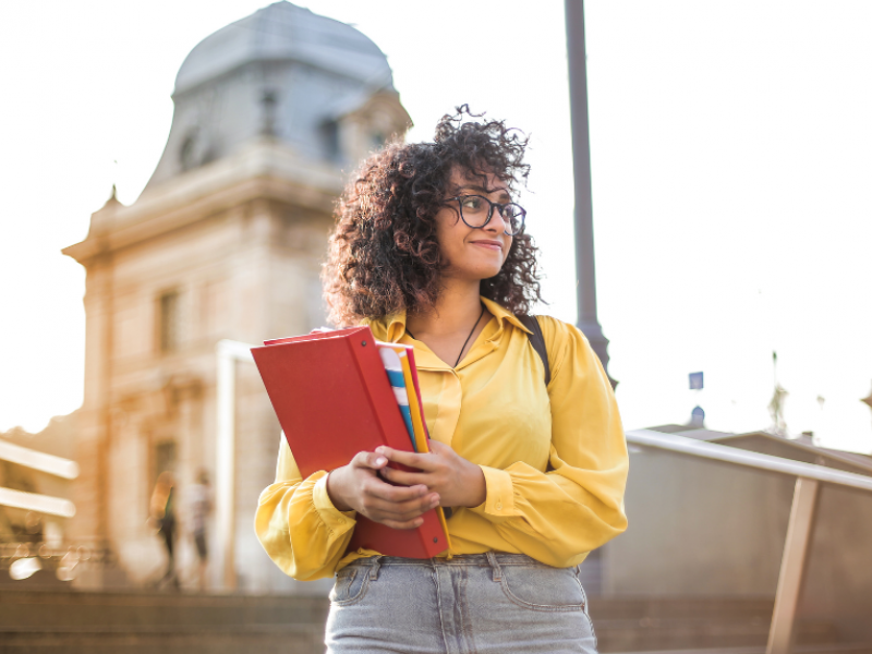 Étudiante internationale préparant son intégration universitaire en France avec des cours de français