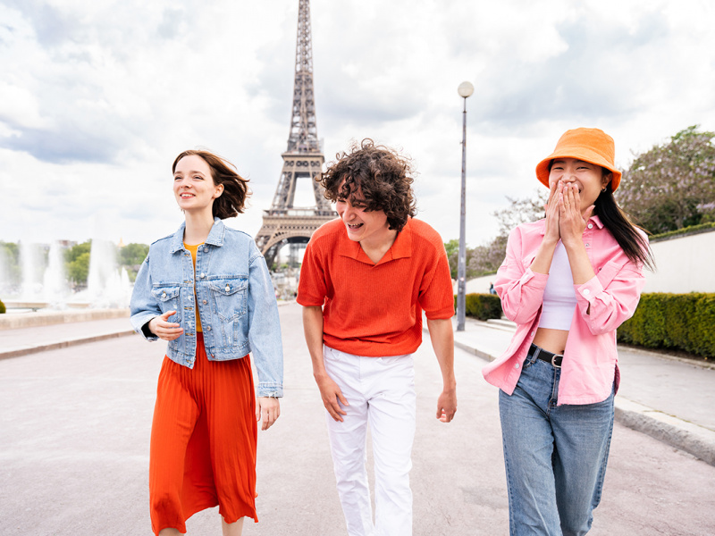 Étudiants en apprentissage de la langue française à Paris près de la Tour Eiffel