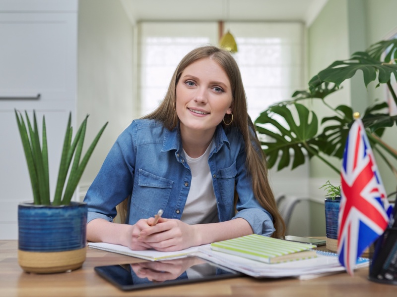 Jeune formatrice souriante propose un test d'anglais en ligne