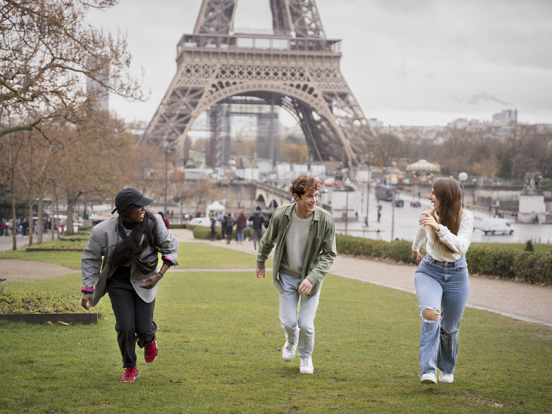 jeunes adultes devant la Tour Eiffel