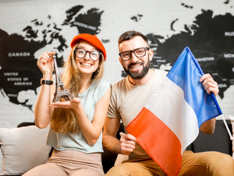 Couple heureux d'étudiants en français à Paris